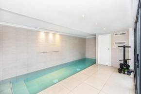 Luxury 3BR Flat, Parking & Garden, NW London